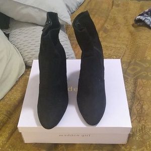 Madden girl,size women's 9, black with heel and zipper on the side brand new